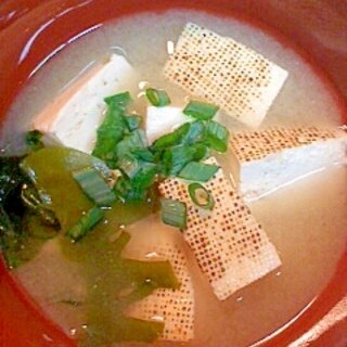 焼き豆腐とワカメの味噌汁